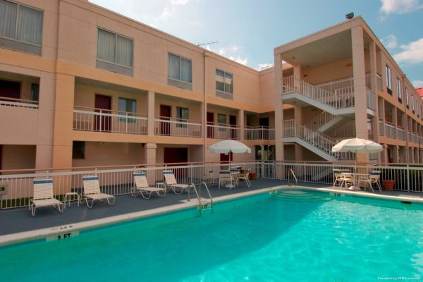 Quality Roof Inn and Suites (Montgomery)